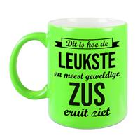 Dit Is Hoe De Leukste En Meest Geweldige Zus Eruitziet Cadeau Mok / Beker - Neon Groen - 330 Ml - Verjaardag / Bedankje