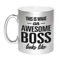 This Is What An Awesome Boss Looks Like Tekst Cadeau Mok / Beker - 330 Ml - Zilverkleurig - Kado Koffiemok / Theebeker