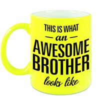 This Is What An Awesome Brother Looks Like Tekst Cadeau Mok / Beker - Neon Geel - 330 Ml - Kado Broer / Broertje