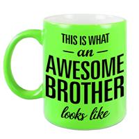 This Is What An Awesome Brother Looks Like Tekst Cadeau Mok / Beker - Neon Groen - 330 Ml - Kado Broer / Broertje