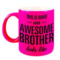 This Is What An Awesome Brother Looks Like Tekst Cadeau Mok / Beker - Neon Roze - 330 Ml - Kado Broer / Broertje