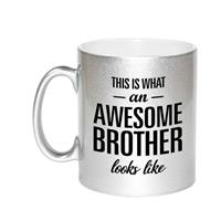 This Is What An Awesome Brother Looks Like Tekst Cadeau Zilveren Mok / Beker - Zilver - 330 Ml - Broer / Broertje Kado