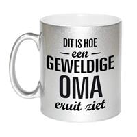 Dit Is Hoe Een Geweldige Oma Eruitziet Cadeau Koffiemok / Theebeker - Zilverkleurig - 330 Ml - Verjaardag / Bedankje