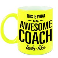 This Is What An Awesome Coach Looks Like Tekst Cadeau Mok / Beker - Neon Geel - 330 Ml - Coach / Trainer Kado