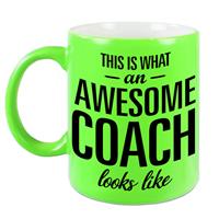 This Is What An Awesome Coach Looks Like Tekst Cadeau Mok / Beker - Neon Groen - 330 Ml - Coach / Trainer Kado