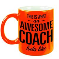 This Is What An Awesome Coach Looks Like Tekst Cadeau Mok / Beker - Neon Oranje - 330 Ml - Coach / Trainer Kado