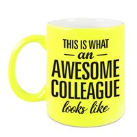 This Is What An Awesome Colleague Looks Like Tekst Cadeau Mok / Beker - Neon Geel - 330 Ml - Kado Collega