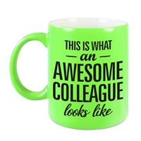 This Is What An Awesome Colleague Looks Like Tekst Cadeau Mok / Beker - Neon Groen - 330 Ml - Collega Kado