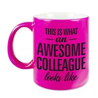 This Is What An Awesome Colleague Looks Like Tekst Cadeau Mok / Beker - Neon Roze - 330 Ml - Collega Kado