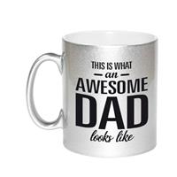 This Is What An Awesome Dad Looks Like Tekst Cadeau Mok / Beker - Zilver - Vaderdag - 330 Ml