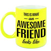 This Is What An Awesome Friend Looks Like Tekst Cadeau Mok / Beker - Neon Geel - 330 Ml - Vrienden / Vriendinnen Kado