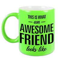 This Is What An Awesome Friend Looks Like Tekst Cadeau Mok / Beker - Neon Groen - 330 Ml - Vrienden / Vriendinnen Kado