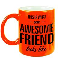 This Is What An Awesome Friend Looks Like Tekst Cadeau Mok / Beker - Neon Oranje - 330 Ml - Vrienden / Vriendinnen Kado