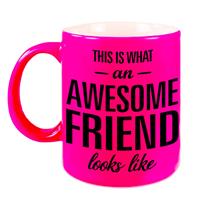 This Is What An Awesome Friend Looks Like Tekst Cadeau Mok / Beker - Neon Roze - 330 Ml - Vrienden / Vriendinnen Kado