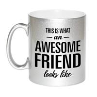 This Is What An Awesome Friend Looks Like Tekst Cadeau Mok / Beker - Zilver - 330 Ml - Vrienden / Vriendinnen Kado