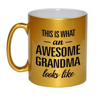 This Is What An Awesome Grandma Looks Like Cadeau Mok / Beker - 330 Ml - Goudkleurig - Verjaardag - Kado Mok / Beker