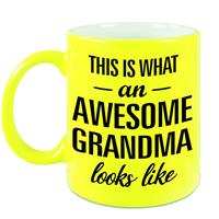 This Is What An Awesome Grandma Looks Like Cadeau Mok / Beker - 330 Ml - Neon Geel - Verjaardag - Kado Mok / Beker