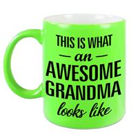 This Is What An Awesome Grandma Looks Like Cadeau Mok / Beker - 330 Ml - Neon Groen - Verjaardag - Kado Mok / Beker