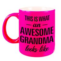 This Is What An Awesome Grandma Looks Like Cadeau Mok / Beker - 330 Ml - Neon Roze - Verjaardag - Kado Mok / Beker