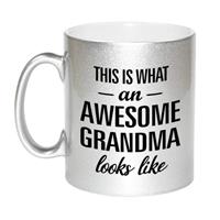 This Is What An Awesome Grandma Looks Like Cadeau Mok / Beker - 330 Ml - Zilverkleurig - Verjaardag - Kado Mok / Beker