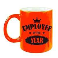 1x Stuks Collega Cadeau Mok / Beker Employee Of The Year/ Werknemer Van Het Jaar - Neon Oranje - Personeel Cadeau