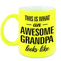 This Is What An Awesome Grandpa Looks Like Cadeau Mok / Beker - 330 Ml - Neon Geel - Verjaardag - Kado Mok / Beker