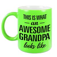 This Is What An Awesome Grandpa Looks Like Cadeau Mok / Beker - 330 Ml - Neon Groen - Verjaardag - Kado Mok / Beker