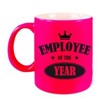 1x Stuks Collega Cadeau Mok / Beker Employee Of The Year/ Werknemer Van Het Jaar - Neon Roze - Personeel Cadeau