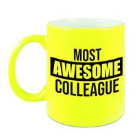 1x Stuks Collega Cadeau Mok / Beker Met Tekst Most Awesome Colleague - Neon Geel - Personeel Kado Mokken / Bekers