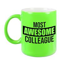 1x Stuks Collega Cadeau Mok / Beker Met Tekst Most Awesome Colleague - Neon Groen - Personeel Kado Mokken / Bekers