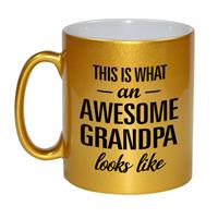 This Is What An Awesome Grandpa Looks Like Cadeau Mok / Beker - 330 Ml - Zilverkleurig - Verjaardag - Kado Mok / Beker