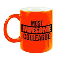 1x Stuks Collega Cadeau Mok / Beker Met Tekst Most Awesome Colleague - Neon Oranje - Personeel Kado Mokken / Bekers