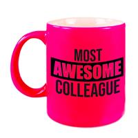 1x Stuks Collega Cadeau Mok / Beker Met Tekst Most Awesome Colleague - Neon Roze - Personeel Kado Mokken / Bekers