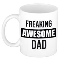 Papa Cadeau Mok / Beker Met Tekst Freaking Awesome Dad - Kado Mokken / Bekers - Cadeau Papa/ Vader