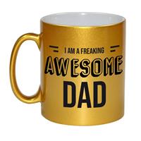 Cadeau Mok / Beker Met Tekst I Am A Freaking Awesome Dad - Goud - Kado Mokken / Bekers - Cadeau Papa/vader