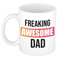 Papa Cadeau Mok / Beker Met Tekst Freaking Awesome Dad Gekleurd Kader - Kado Mokken / Bekers - Cadeau Vader