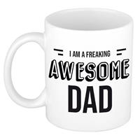 Papa Cadeau Mok / Beker Met Tekst I Am A Freaking Awesome Dad - Kado Mokken / Bekers - Cadeau Papa/ Vader