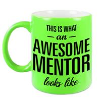 This Is What An Awesome Mentor Looks Like Tekst Cadeau Mok / Beker - Neon Groen - 330 Ml - Juffen / Meester Dag Kado