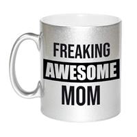 Mama Cadeau Mok / Beker Met Tekst Freaking Awesome Mom - Zilver - Kado Mokken / Bekers - Cadeau Moeder