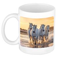 Dravende Witte Paarden Op Strand Koffiemok / Theebeker Wit - 300 Ml - Keramiek - Cadeau Beker / Paardenliefhebber Mok