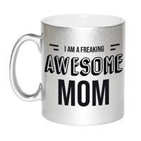 Mama Cadeau Mok / Beker Met Tekst I Am A Freaking Awesome Mom - Zilver - Kado Mokken / Bekers - Cadeau Moeder