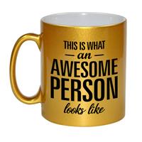 This Is What An Awesome Person Looks Like Cadeau Mok / Beker - 330 Ml - Goudkleurig - Verjaardag - Kado Mok / Beker