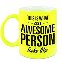 This Is What An Awesome Person Looks Like Cadeau Mok / Beker - 330 Ml - Neon Geel - Verjaardag - Kado Mok / Beker