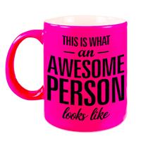 This Is What An Awesome Person Looks Like Cadeau Mok / Beker - 330 Ml - Neon Roze - Verjaardag - Kado Mok / Beker