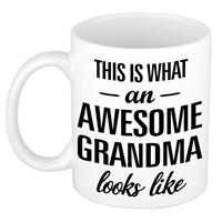 This Is What An Awesome Grandma Looks Like Cadeau Mok / Beker - 300 Ml - Verjaardag - Kado Mok / Beker