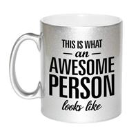 This Is What An Awesome Person Looks Like Cadeau Mok / Beker - 330 Ml - Zilverkleurig - Verjaardag - Kado Mok / Beker