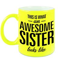 This Is What An Awesome Sister Looks Like Tekst Cadeau Mok / Beker - Neon Geel - 330 Ml - Kado Zus / Zusje