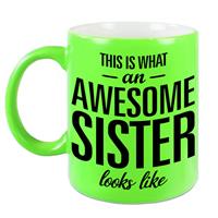 This Is What An Awesome Sister Looks Like Tekst Cadeau Mok / Beker - Neon Groen - 330 Ml - Kado Zus / Zusje