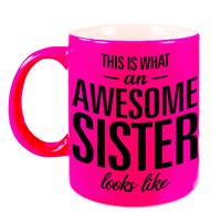 This Is What An Awesome Sister Looks Like Tekst Cadeau Mok / Beker - Neon Roze - 330 Ml - Kado Zus / Zusje