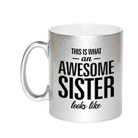 This Is What An Awesome Sister Looks Like Tekst Cadeau Mok / Beker - Zilver - 330 Ml - Zus / Zussen Kado